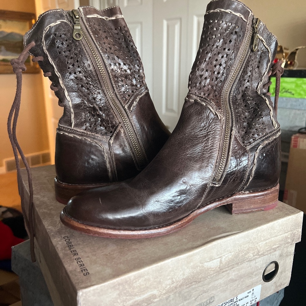 Bed Stu Cheshires sz 9 brown leather book
